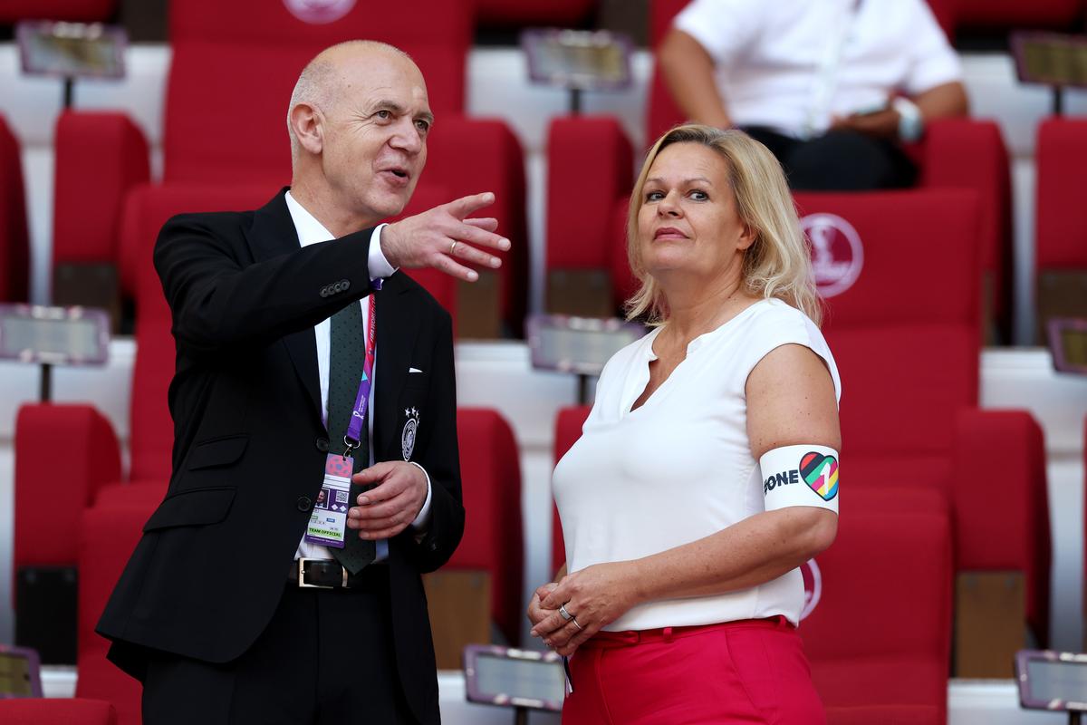 Nancy Faeser, Ministrul de Interne al Germaniei, cu banderola „One Love” lângă Infantino
