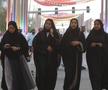 Mondialul a schimbat regulile în Qatar » Fotbalul pune Hijab, Burka și Niqab lângă fustă-mini și buricul gol. Fotografia grăitoare surprinsă în Piața Veche