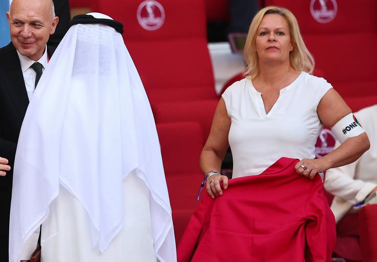 Nancy Faeser, Ministrul de Interne al Germaniei, cu banderola „One Love” lângă Infantino, foto: Imago