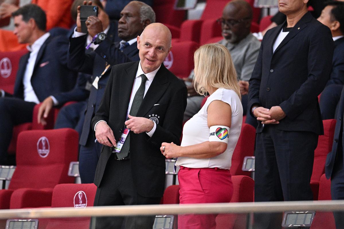 Nancy Faeser, Ministrul de Interne al Germaniei, cu banderola „One Love” lângă Infantino