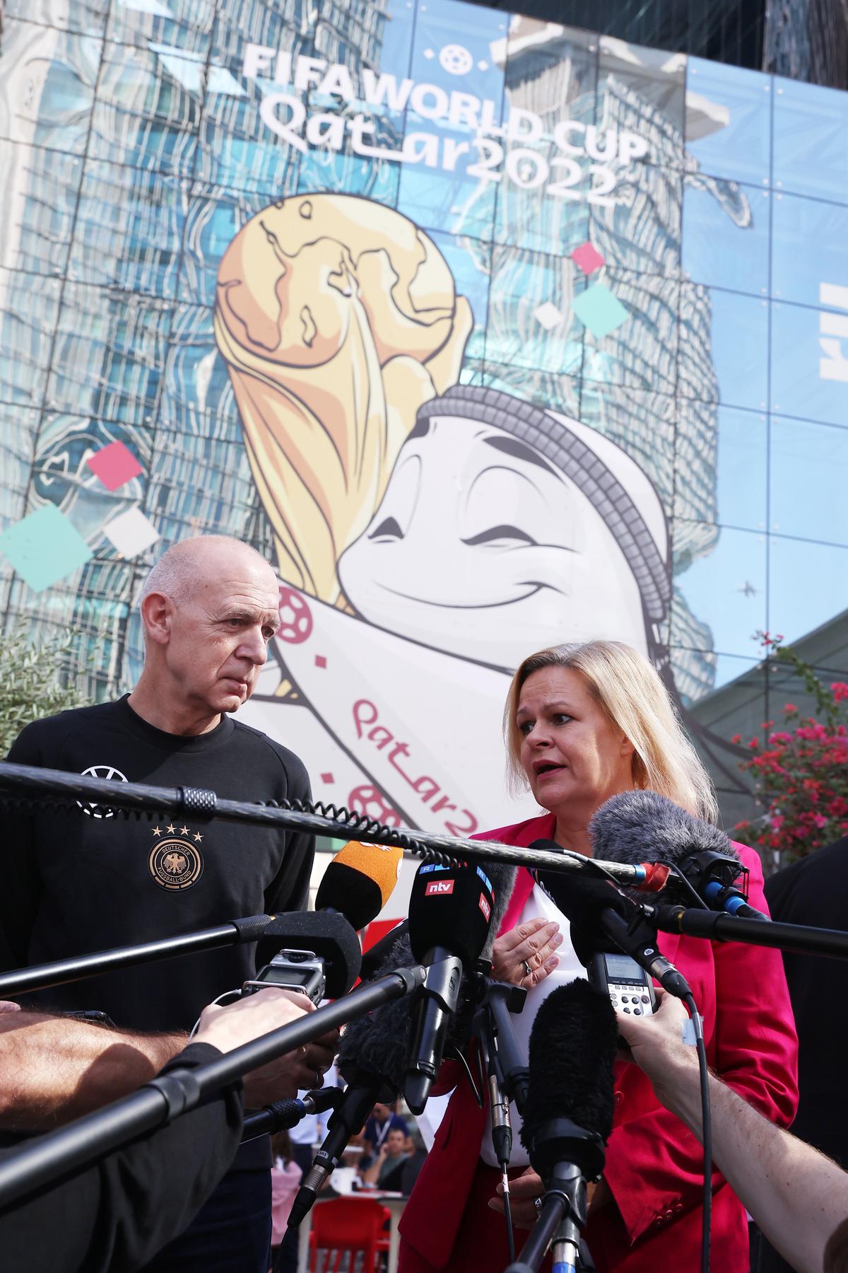 Nancy Faeser, Ministrul de Interne al Germaniei, cu banderola „One Love” lângă Infantino