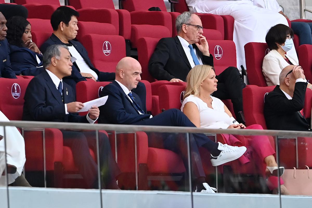 Ministrul Germaniei, gest sfidător în fața lui Infantino și a șeicilor! Imaginea din tribune e virală
