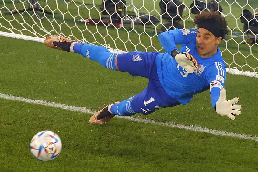 La al cincilea turneu final la care participă, portarul Guillermo Ochoa (37 de ani) l-a hipnotizat pe Robert Lewandowski (34) de la 11 metri în partida Mexic - Polonia 0-0 și vrea să rupă seria eliminărilor mexicane în „optimi”, ajunsă la cota 7.