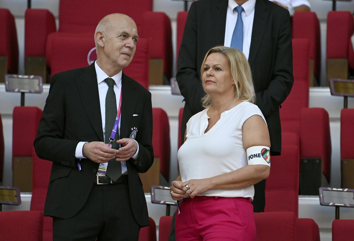 Nancy Faeser, Ministrul de Interne al Germaniei, cu banderola „One Love” lângă Infantino