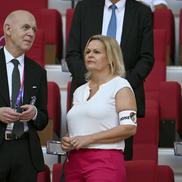 Nancy Faeser, Ministrul de Interne al Germaniei, cu banderola „One Love” lângă Infantino, foto: Imago