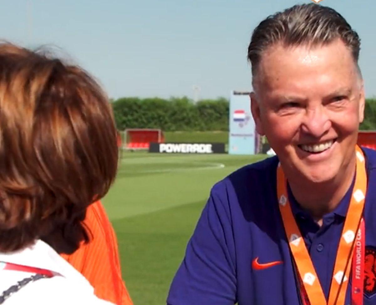 Surprins pe cameră » Van Gaal i-a făcut o propunere indecentă în plin antrenament: „Poți veni la hotel, să ne-o tragem” 