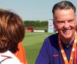 Surprins pe cameră » Van Gaal i-a făcut o propunere indecentă în plin antrenament: „Poți veni la hotel, să ne-o tragem” 
