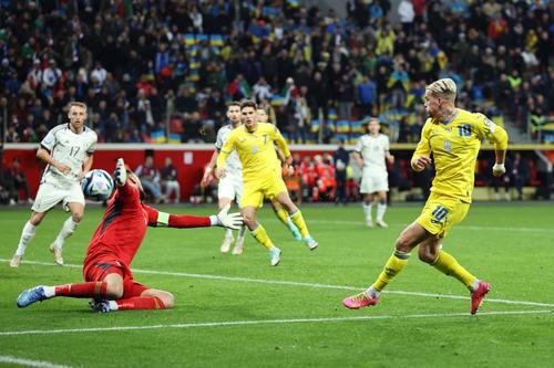 Mykhailo Mudryk (dreapta) și Ucraina au mari șanse să se califice la Euro 2024 Foto: Guliver/GettyImages