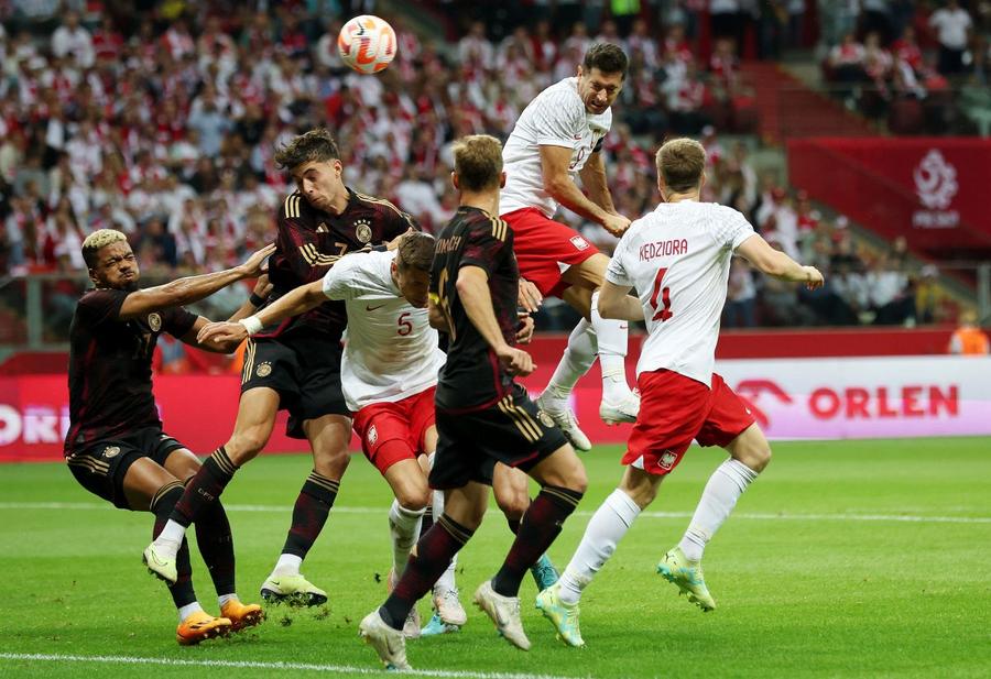 Robert Lewandowski ar vrea să se înalțe și să înscrie golul calificării Poloniei la Euro 2024 Foto: Guliver/GettyImages S-au tras la sorți semifinalele și finalele barajelor pentru Euro 2024! Înfruntarea țărilor în război