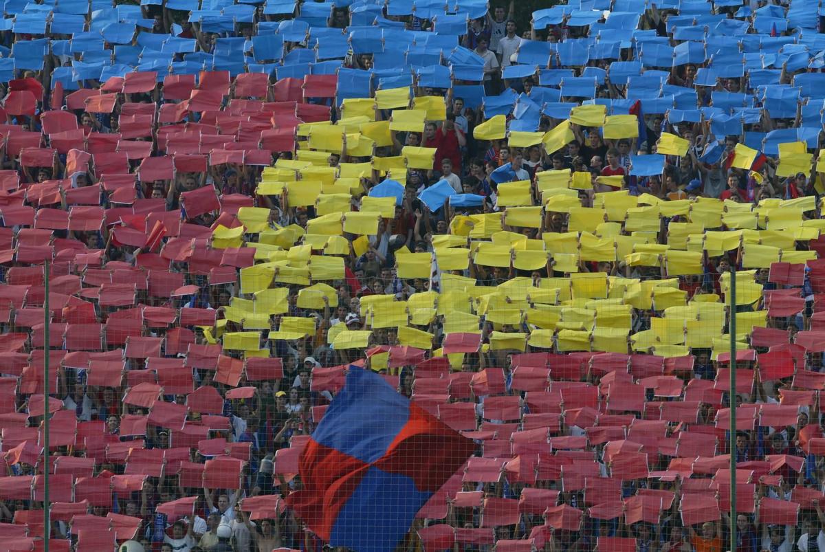 Imagini senzaționale de la primul FCSB - Dinamo din istorie » Burcă a comis-o, Pițurcă în extaz, MM pe garduri + Lupescu s-a însurat în timpul meciului