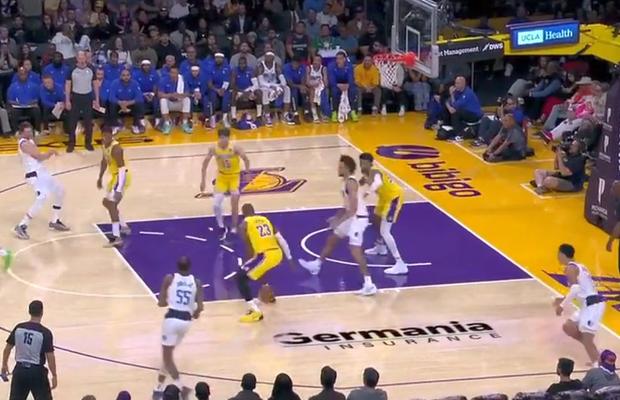 Moment VIRAL în NBA! Luka Doncic l-a lăsat mască pe LeBron James
