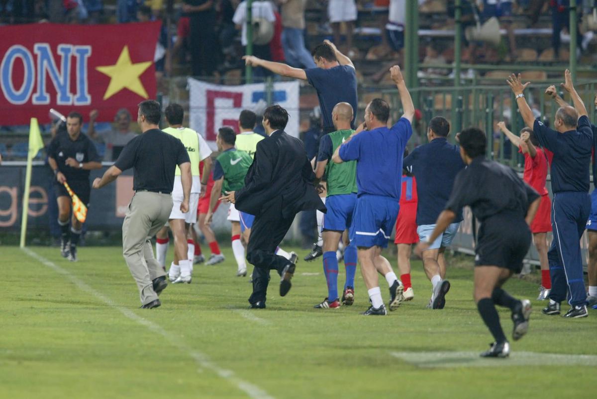 Imagini senzaționale de la primul FCSB - Dinamo din istorie » Burcă a comis-o, Pițurcă în extaz, MM pe garduri + Lupescu s-a însurat în timpul meciului
