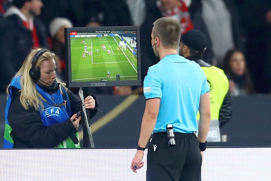Câți jucători, atâția arbitri?!