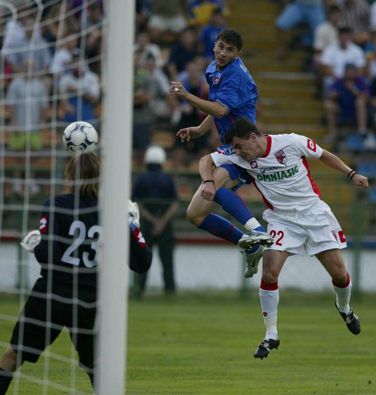 Imagini senzaționale de la primul FCSB - Dinamo din istorie » Burcă a comis-o, Pițurcă în extaz, MM pe garduri + Lupescu s-a însurat în timpul meciului