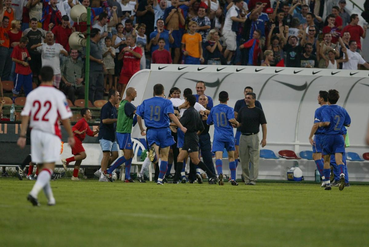 Imagini senzaționale de la primul FCSB - Dinamo din istorie » Burcă a comis-o, Pițurcă în extaz, MM pe garduri + Lupescu s-a însurat în timpul meciului