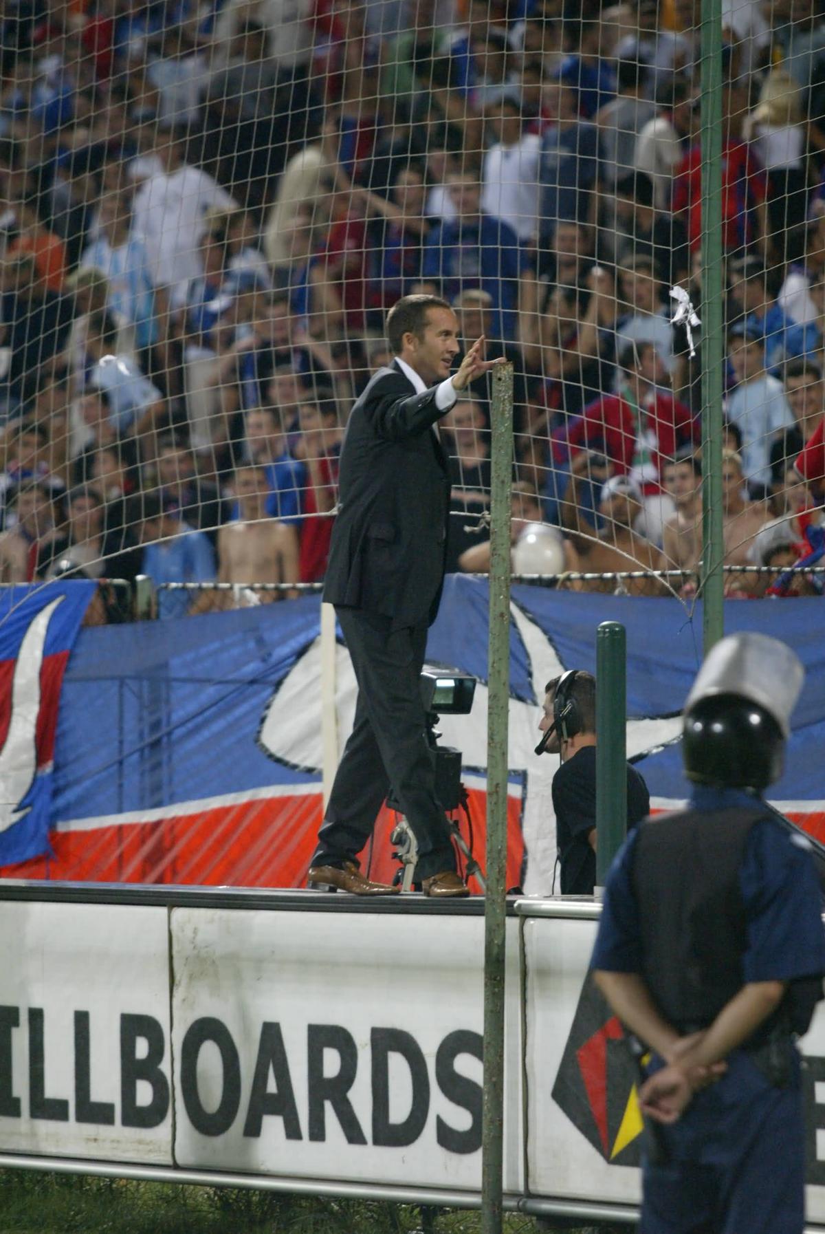 Imagini senzaționale de la primul FCSB - Dinamo din istorie » Burcă a comis-o, Pițurcă în extaz, MM pe garduri + Lupescu s-a însurat în timpul meciului
