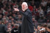 Moment rar în sport » Gregg Popovich a luat microfonul în plin meci și i-a certat pe fanii propriei echipe: „Aveți puțină clasă!”
