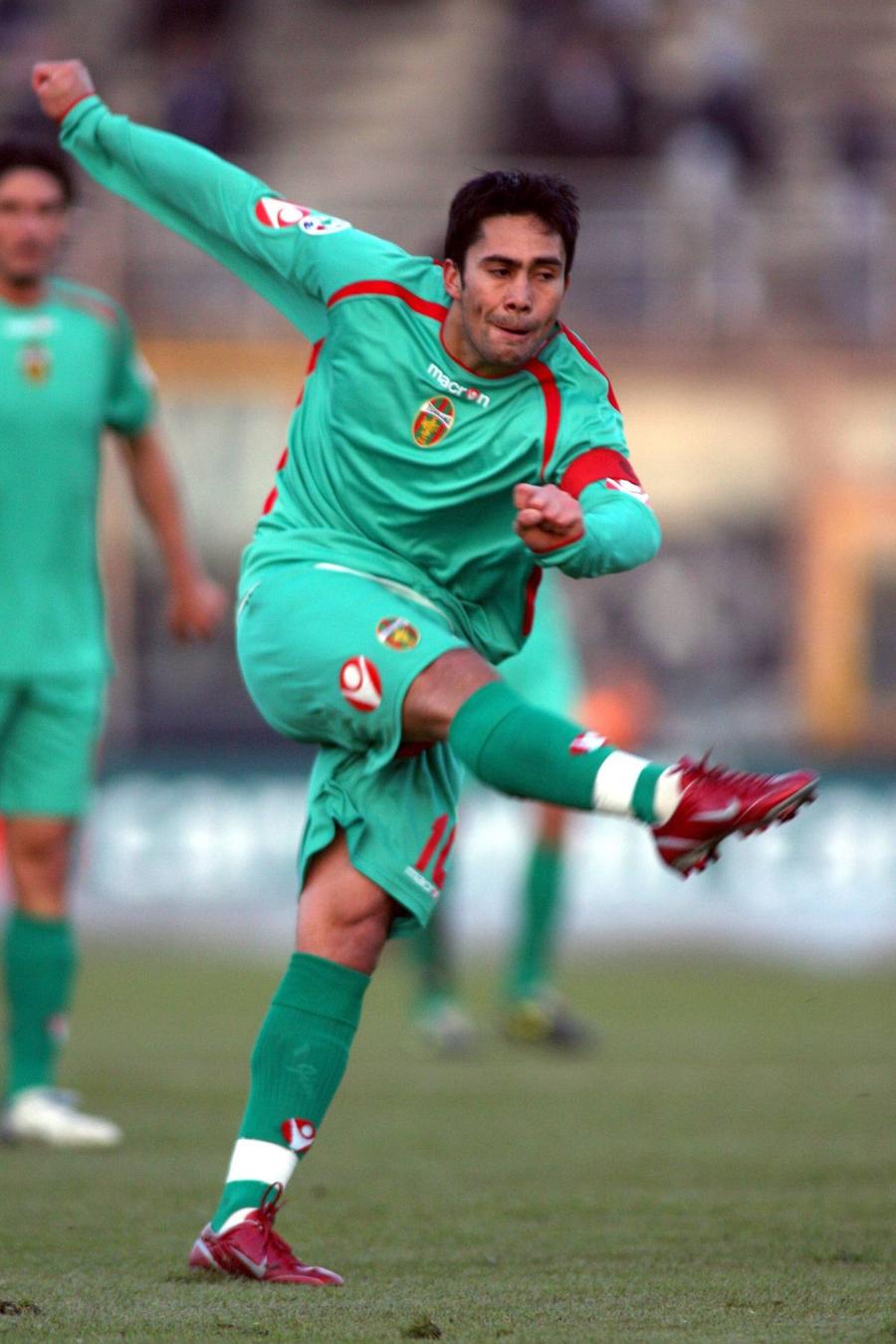 Luis Jimenez (aici într-un meci cu Brescia, din sezonul 2005-2006) a participat la un blat într-una dintre cele 99 de apariții pentru Ternana (26 de goluri) / Foto: Imago) Autodenunțul fostului coleg al lui Chivu și Lobonț: „Am jucat în 3 blaturi. Voiau să mă omoare pe teren!”