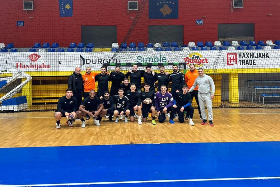 CS Minaur Baia Mare a ajuns în Kosovo și s-a antrenat în sala lui KH Rahoveci/Foto: Facebook (CS Minaur Baia Mare) Tensiuni înaintea unui nou duel Kosovo – România, programat diseară » Îndemnul căpitanului echipei kosovare: „Haideți să îi primim așa pe români!”