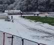 Start amânat cu o oră în Liga 2, la Reșița! Ultrașii au pus și ei mâna pe lopeți. Detalii și imagini de la stadion