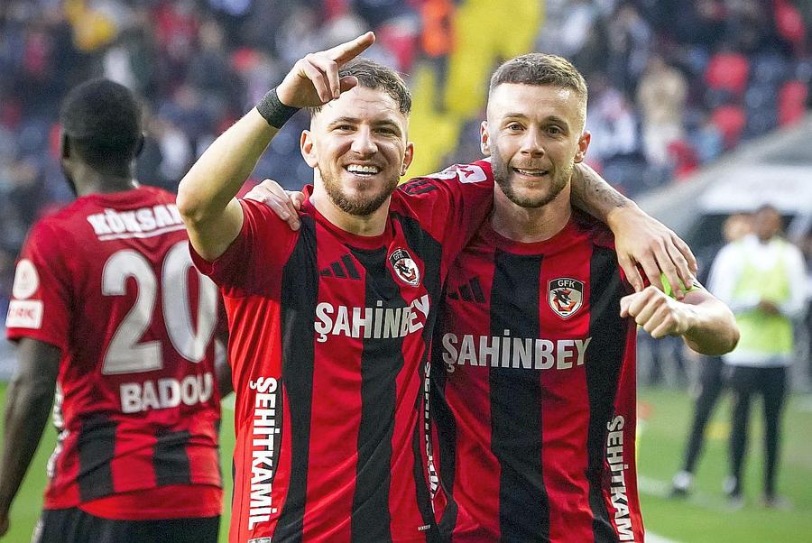 Deian Sorescu, sărbătorind un gol alături de Alexandru Maxim // sursă foto: Twitter @ Gaziantep Salariu dublu pentru Alexandru Maxim de la noul club al lui Borza! » Anunțul făcut de președintele lui Gaziantep