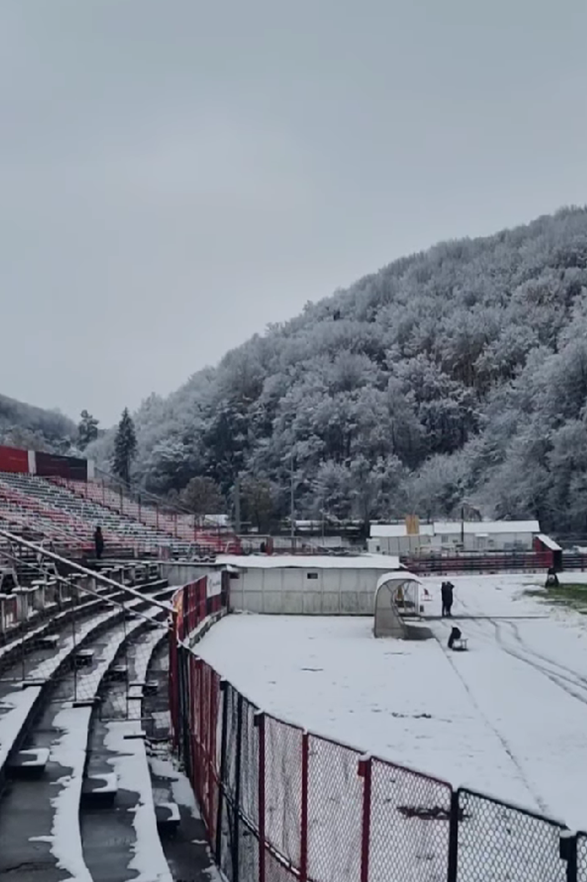 Start amânat cu o oră în Liga 2, la Reșița! Ultrașii au pus și ei mâna pe lopeți. Detalii și imagini de la stadion