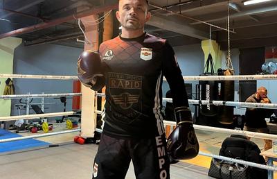E campion mondial la kempo, va lupta în gala lui Ronald Gavril, iar giuleștenii vor veni să îl susțină: „O să explodeze sala”