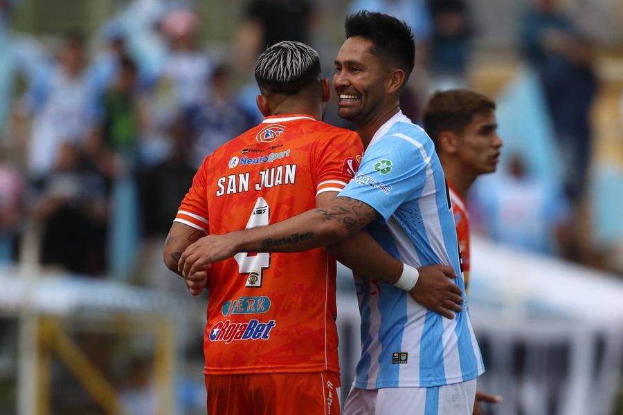 Luis Jimenez (dreapta), în timpul unui meci din „sferturile” Cupei în Chile, dintre Magallanes și Cobreloa, în septembrie 2022 / Foto: Imago Autodenunțul fostului coleg al lui Chivu și Lobonț: „Am jucat în 3 blaturi. Voiau să mă omoare pe teren!”