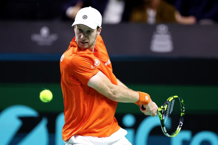 Botic van der Zanschulp în meciul cu Danie Altmaier din semifinalele Cupei Davis Foto: Guliver/GettyImages Olanda, calificată în premieră în finala Cupei Davis la 104 ani de la întâia participare! » Ce spune căpitanul: „E vorba despre experiență”