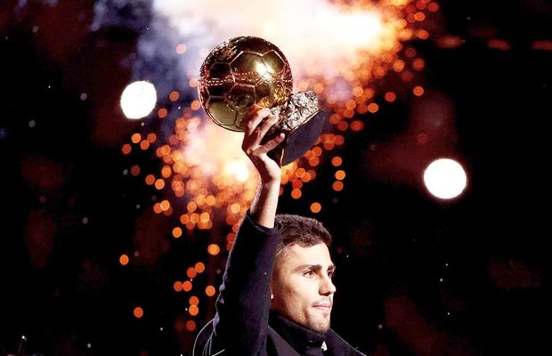 Rodri și-a prezentat Balonul de Aur de față cu Radu Drăgușin: spectacol pe Etihad