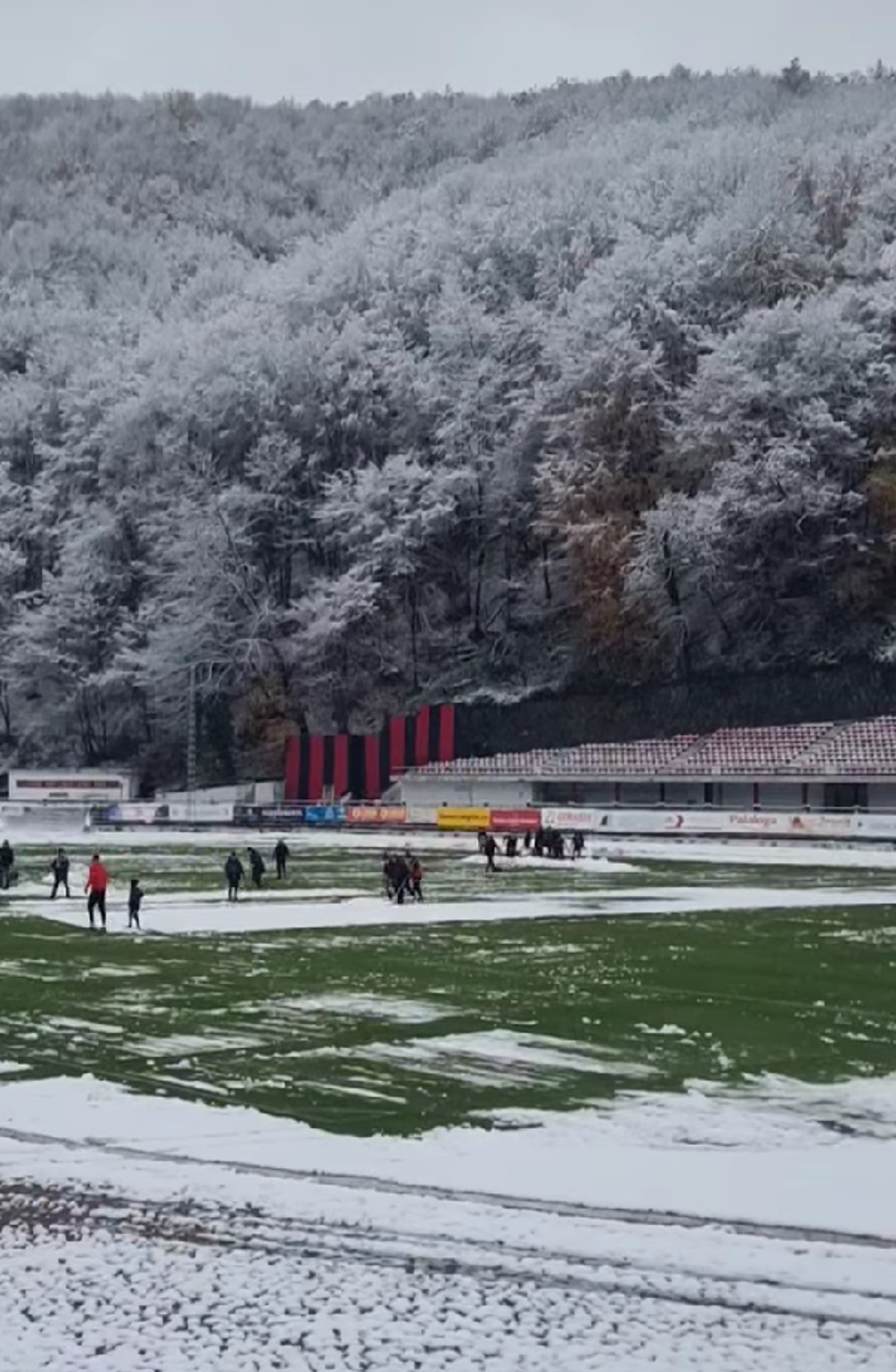 Start amânat cu o oră în Liga 2, la Reșița! Ultrașii au pus și ei mâna pe lopeți. Detalii și imagini de la stadion