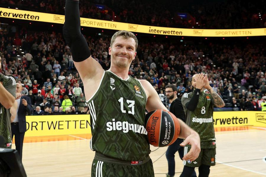 Andreas Obst a păstrat mingea de joc, după recordul impresionant din confruntarea cu Barcelona/Foto: euroleaguebasketball.net Record impresionant în Euroligă! A marcat 11 coșuri de 3 puncte într-un meci