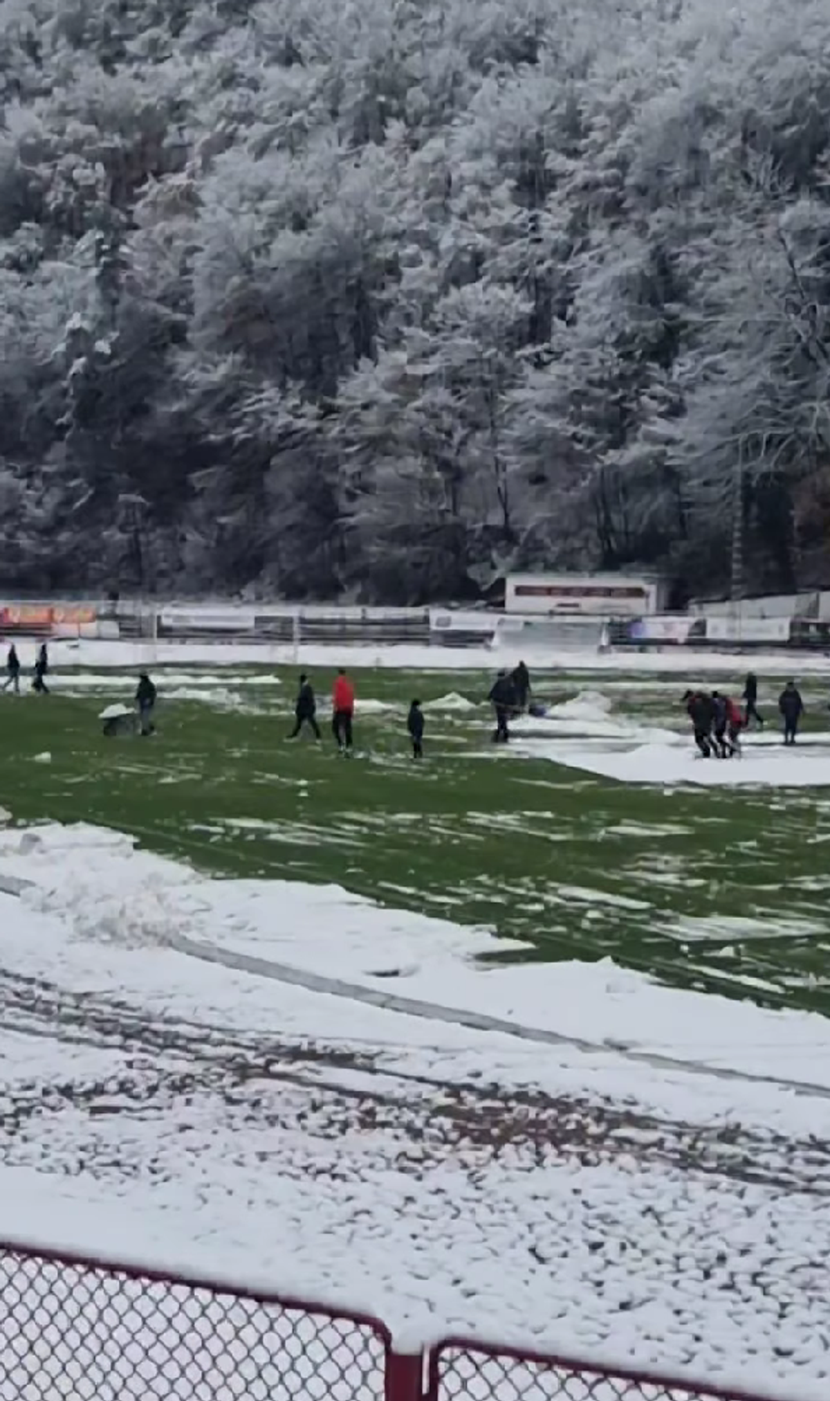 Start amânat cu o oră în Liga 2, la Reșița! Ultrașii au pus și ei mâna pe lopeți. Detalii și imagini de la stadion
