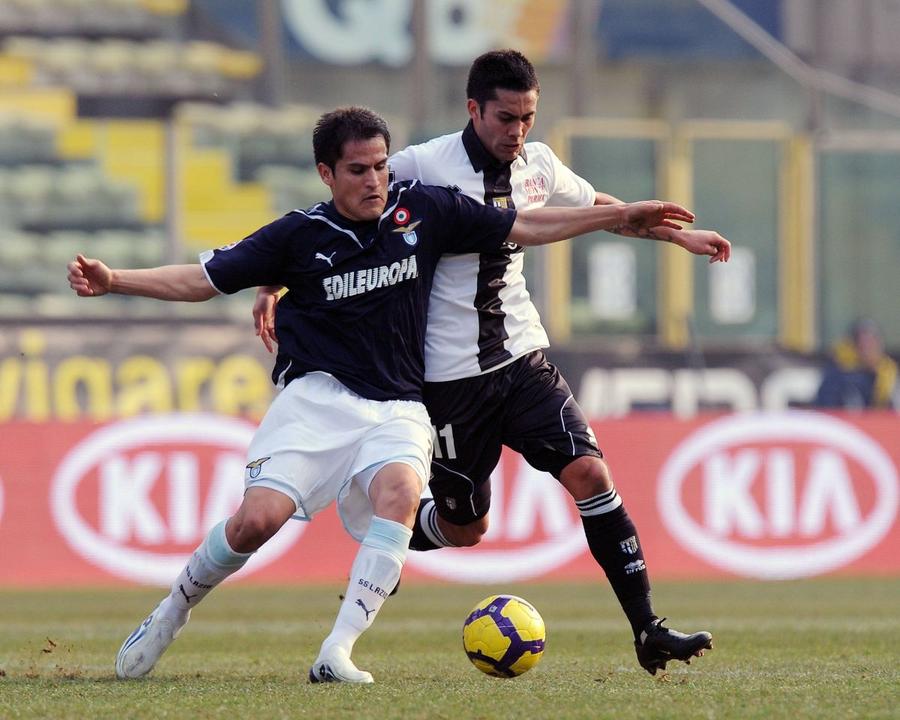 Luis Jimenez (dreapta), aici în duel cu Cristian Ledesma, în meciul dintre Parma și Lazio, din februare 2010 / Foto: Imago Autodenunțul fostului coleg al lui Chivu și Lobonț: „Am jucat în 3 blaturi. Voiau să mă omoare pe teren!”