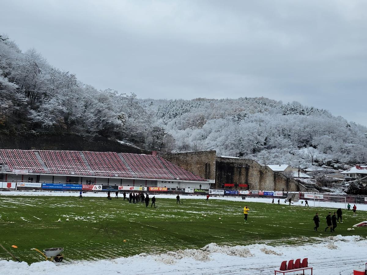 Start amânat cu o oră în Liga 2, la Reșița! Ultrașii au pus și ei mâna pe lopeți. Detalii și imagini de la stadion