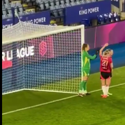 Trucul născocit la o „directă” din marginea careului în prima ligă feminină engleză / Foto: Capturi TV
