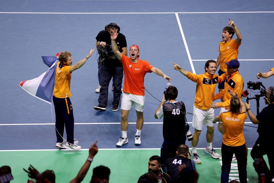 Tallon Griekspoor sărbătorind victoria în semifinalele Cupei Davis Foto: Guliver/GettyImages Olanda, calificată în premieră în finala Cupei Davis la 104 ani de la întâia participare! » Ce spune căpitanul: „E vorba despre experiență”
