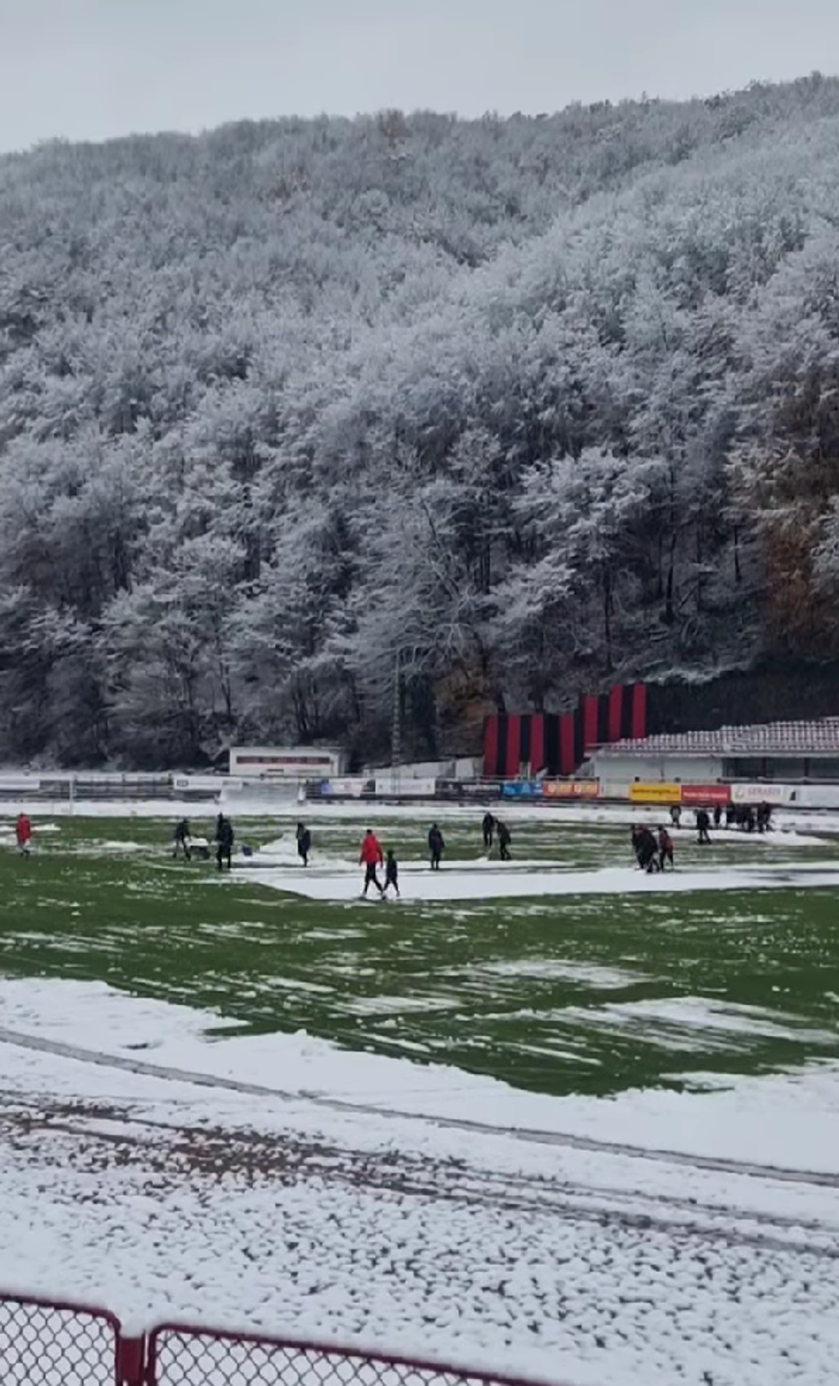 Start amânat cu o oră în Liga 2, la Reșița! Ultrașii au pus și ei mâna pe lopeți. Detalii și imagini de la stadion