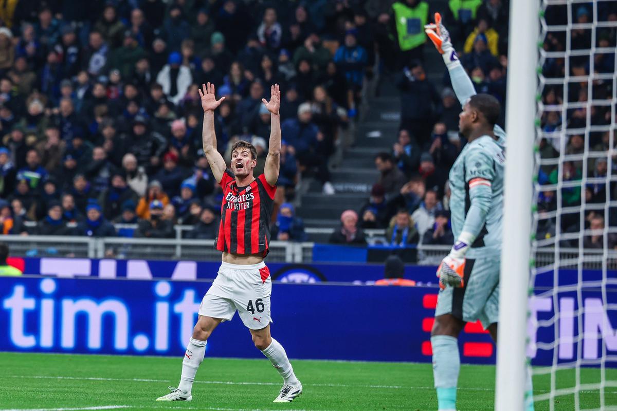 Și tu, Hakan? Chivu, „trădat” » Inter pierde agonizant derby-ul cu AC Milan și primul loc în Serie A, cu două bare și penalty irosit
