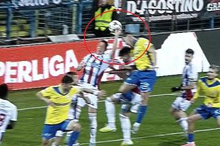 Ce a vrut să facă?! Omul-penalty a lovit din nou, în Oțelul - Farul! Gest de neînțeles