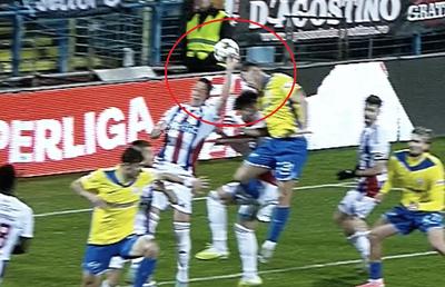 Ce a vrut să facă?! Omul-penalty a lovit din nou, în Oțelul - Farul! Gest de neînțeles
