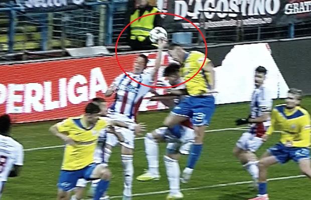 Ce a vrut să facă?! Omul-penalty a lovit din nou, în Oțelul - Farul! Gest de neînțeles