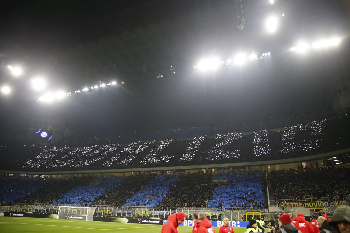Scenografiile afișate înainte de Inter -Milan, primul derby pentru Cristi Chivu