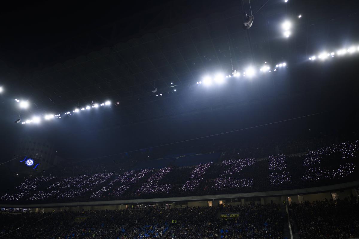 Nu s-a mai văzut în Inter - AC Milan! » Ce a apărut în peluza ultrașilor, la primul derby al lui Cristi Chivu