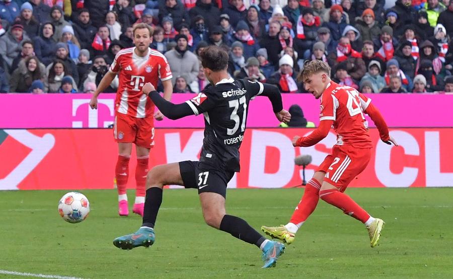 Lennart Karl (dreapta) înscrie contra lui SC Freiburg / Foto: Imago Puștiul minune de la Bayern scrie istorie și vorbește despre Leo Messi și Mondialul 2026!