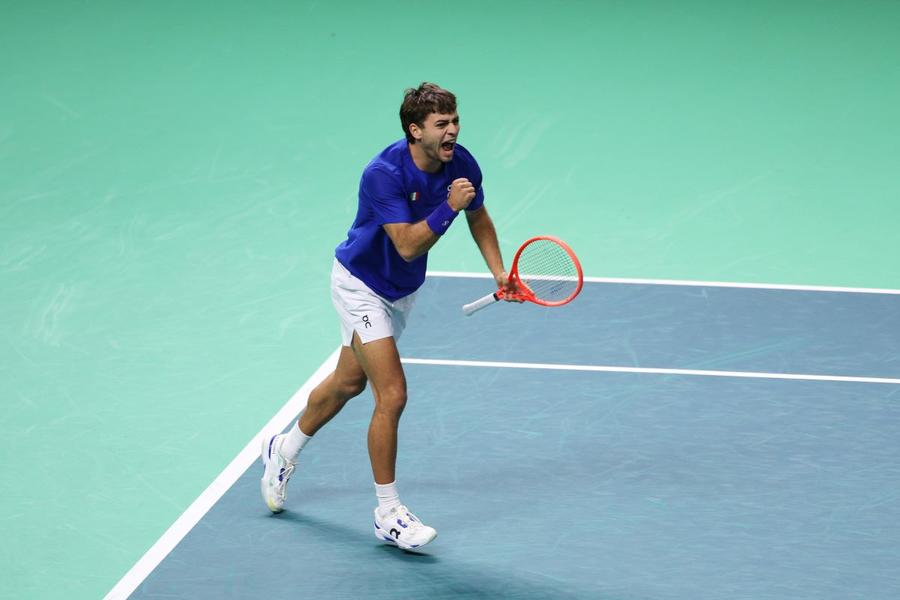 Flavio Cobolli sărbătorind un punct câștigat în meciul cu Jaume Munar Foto: Guliver/GettyImages Italia, campioană pentru a treia oară la rând în Cupa Davis, după 2-0 cu Spania în finală!