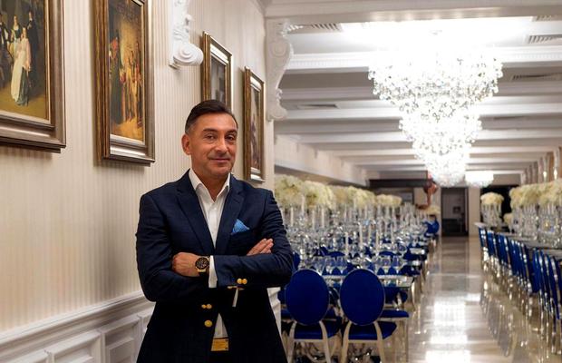 EXCLUSIV // VIDEO Ilie Dumitrescu și-a transformat berăria într-un salon luxos de evenimente: „Am trecut de la ritualul cu față de masă la cristal și marmură!"