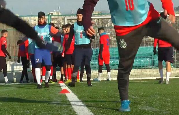 FOTO Gafă amuzantă la CSA Steaua! Un junior a venit la antrenament în echipamentul FCSB + reacția lui MM Stoica