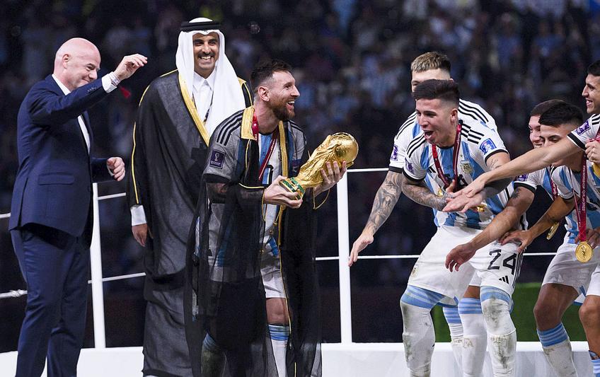 Lionel Messi, ridicând trofeul de campion mondial // FOTO: Imago