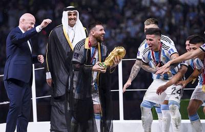 Ofertă incredibilă pentru „bisht-ul” primit de Lionel Messi: 1 milion de dolari!